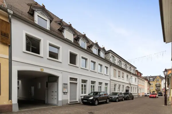 Vorderansicht Mittelstr. 8+10 der Immobilie: Sichern Sie Ihre Zukunft!
Gewerbliche und wohnwirtschaftliche Gebäudemixtur im Herzen von Durlach (Titelbild)