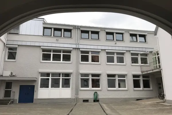 Rückgebäude Mittelstr. 8 der Immobilie: Sichern Sie Ihre Zukunft!
Gewerbliche und wohnwirtschaftliche Gebäudemixtur im Herzen von Durlach (Foto)