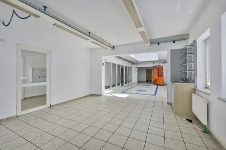 Gewerbefläche - Eingangsbereich der Immobilie: Ebenerdige Laden- oder Bürofläche in Bad Wildbad (Foto)