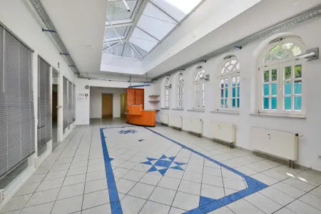 Gewerbefläche - mit Empfangstheke der Immobilie: Ebenerdige Laden- oder Bürofläche in Bad Wildbad (Foto)