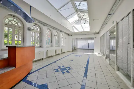 Gewerbefläche - Reichlich Licht der Immobilie: Ebenerdige Laden- oder Bürofläche in Bad Wildbad (Foto)