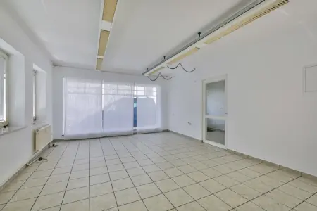 Gewerbefläche - Reichlich Platz der Immobilie: Ebenerdige Laden- oder Bürofläche in Bad Wildbad (Foto)