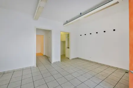 Gewerbefläche - Hinterer Bereich der Immobilie: Ebenerdige Laden- oder Bürofläche in Bad Wildbad (Foto)