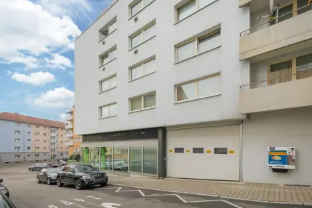 Seitenansicht und Zufahrt Halle der Immobilie: Ideal für Handel und Logistik! (Foto)