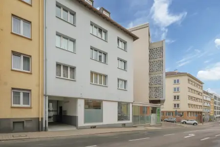 Seitenansicht und Ein-/Ausfahrt Innenhof der Immobilie: Ideal für Handel und Logistik! (Foto)