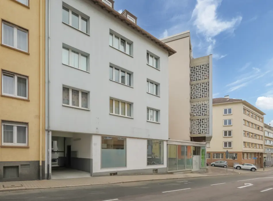 Seitenansicht und Ein-/Ausfahrt Innenhof der Immobilie: Ideal für Handel und Logistik! (Foto)