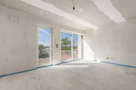 Wohnzimmer der Immobilie: Neubau-Ausbauhaus in Feldrandlage – Ihr Zuhause zum Selbstgestalten (Foto)