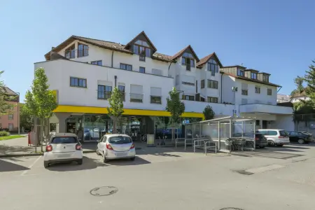 Ansicht vom Parkplatz der Immobilie: Attraktiver Verbrauchermarkt - langfristig vermietet, sichere Rendite garantiert! (Foto)