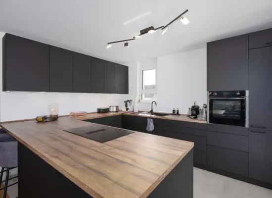 Küche der Immobilie: Moderne 3,5-Zimmerwohnung in energieeffizientem KfW-55-Haus – ideal für Eigennutzer und Anleger (Foto)