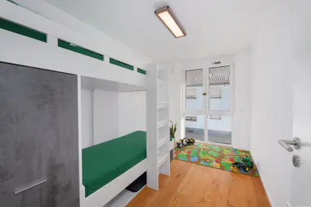 Kinderzimmer der Immobilie: Moderne 3,5-Zimmerwohnung in energieeffizientem KfW-55-Haus – ideal für Eigennutzer und Anleger (Foto)