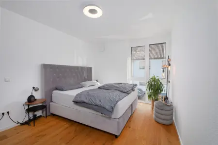 Schlafzimmer der Immobilie: Moderne 3,5-Zimmerwohnung in energieeffizientem KfW-55-Haus – ideal für Eigennutzer und Anleger (Foto)