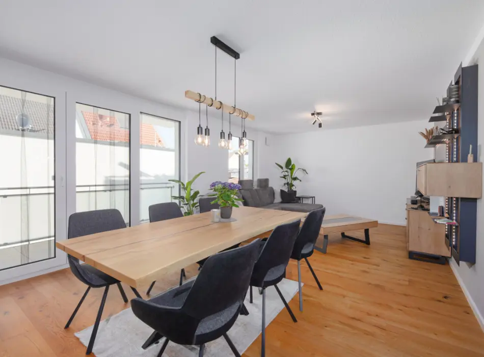 Wohn- und Essbereich der Immobilie: Moderne 3,5-Zimmerwohnung in energieeffizientem KfW-55-Haus – ideal für Eigennutzer und Anleger (Titelbild)