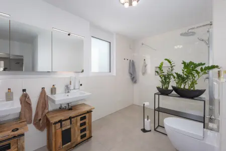 Badezimmer der Immobilie: Moderne 3,5-Zimmerwohnung in energieeffizientem KfW-55-Haus – ideal für Eigennutzer und Anleger (Foto)