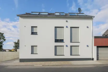 Straßenansicht der Immobilie: Moderne 3,5-Zimmerwohnung in energieeffizientem KfW-55-Haus – ideal für Eigennutzer und Anleger (Foto)