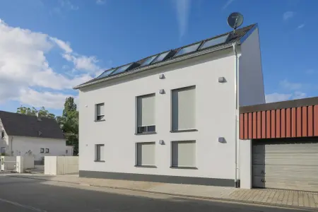 Straßenansicht der Immobilie: Moderne 3,5-Zimmerwohnung in energieeffizientem KfW-55-Haus – ideal für Eigennutzer und Anleger (Foto)