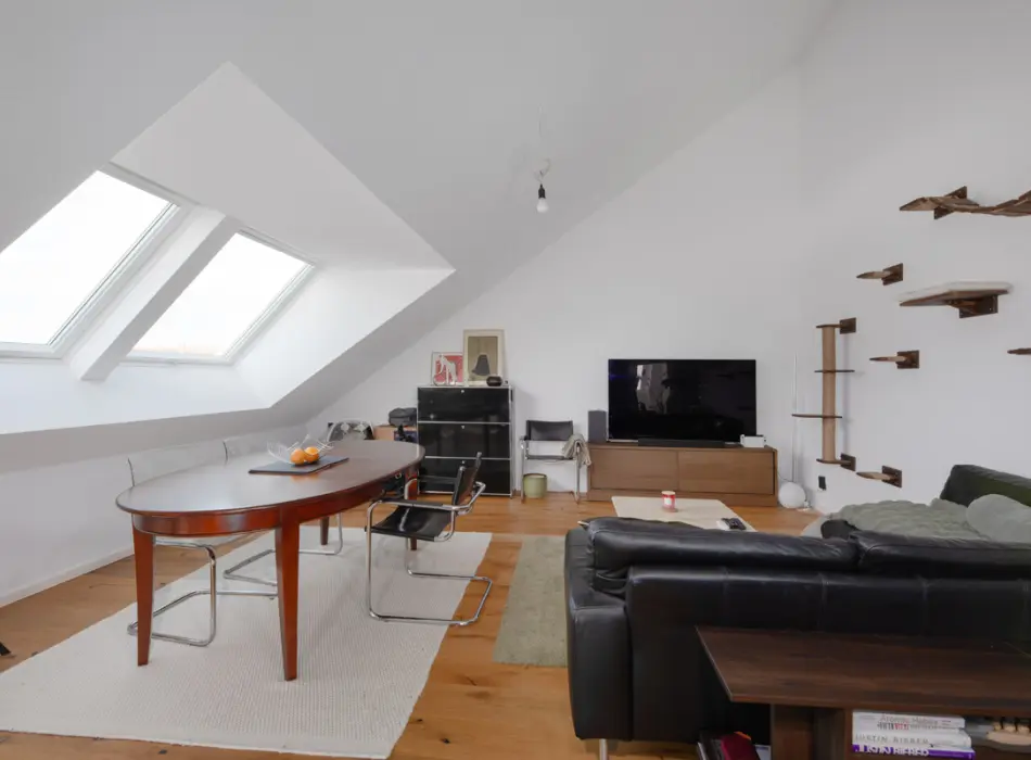 Wohnzimmer der Immobilie: Ihr neues Zuhause: stilvolle 3,5-Zimmer-Wohnung mit Balkon und toller Aufteilung in KfW-55-Haus (Titelbild)