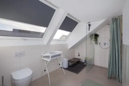 Badezimmer der Immobilie: Ihr neues Zuhause: stilvolle 3,5-Zimmer-Wohnung mit Balkon und toller Aufteilung in KfW-55-Haus (Foto)