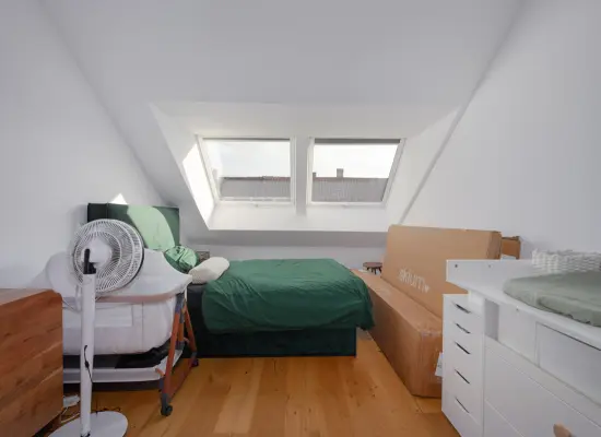 Schlafzimmer der Immobilie: Ihr neues Zuhause: stilvolle 3,5-Zimmer-Wohnung mit Balkon und toller Aufteilung in KfW-55-Haus (Foto)
