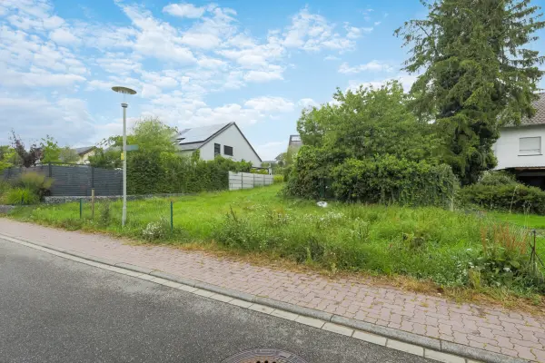 Straßenansicht der Immobilie: Attraktives Baugrundstück in ruhiger Wohnlage (Foto)