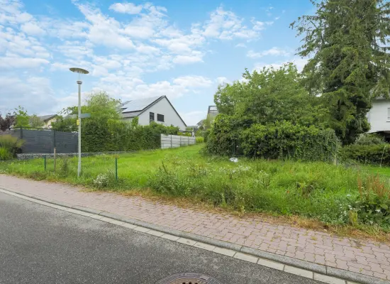Straßenansicht der Immobilie: Attraktives Baugrundstück in ruhiger Wohnlage (Foto)