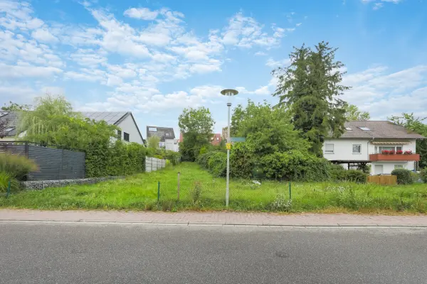 Straßenansicht der Immobilie: Attraktives Baugrundstück in ruhiger Wohnlage (Titelbild)