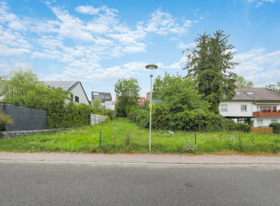 Straßenansicht der Immobilie: Attraktives Baugrundstück in ruhiger Wohnlage (Titelbild)