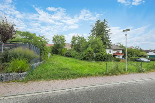 Straßenansicht der Immobilie: Attraktives Baugrundstück in ruhiger Wohnlage (Foto)