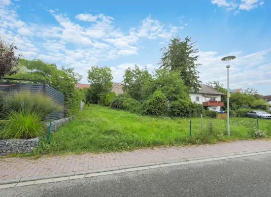 Straßenansicht der Immobilie: Attraktives Baugrundstück in ruhiger Wohnlage (Foto)