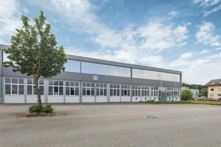 Straßenansicht der Immobilie: Seltenes Angebot, flexible Gestaltungsmöglichkeiten! (Foto)