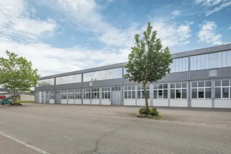 Straßenansicht der Immobilie: Seltenes Angebot, flexible Gestaltungsmöglichkeiten! (Foto)