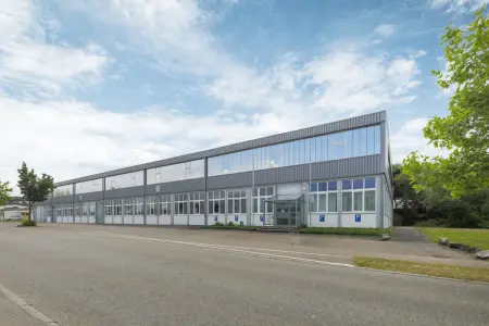 Straßenansicht der Immobilie: Seltenes Angebot, flexible Gestaltungsmöglichkeiten! (Foto)