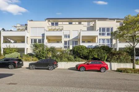 Straßenansicht 1 der Immobilie: Seltene Gelegenheit! - Seniorenfreundliche 4-Zimmer-Wohnung mit 2 Balkonen, TG-Stellplatz, Aufzug! (Titelbild)