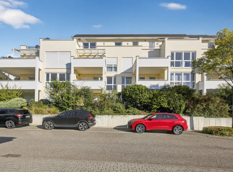 Straßenansicht 1 der Immobilie: Seltene Gelegenheit! - Seniorenfreundliche 4-Zimmer-Wohnung mit 2 Balkonen, TG-Stellplatz, Aufzug! (Titelbild)