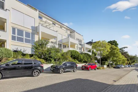 Straßenansicht 2e 20, 75179 Pforzheim 4 der Immobilie: Seltene Gelegenheit! - Seniorenfreundliche 4-Zimmer-Wohnung mit 2 Balkonen, TG-Stellplatz, Aufzug! (Foto)