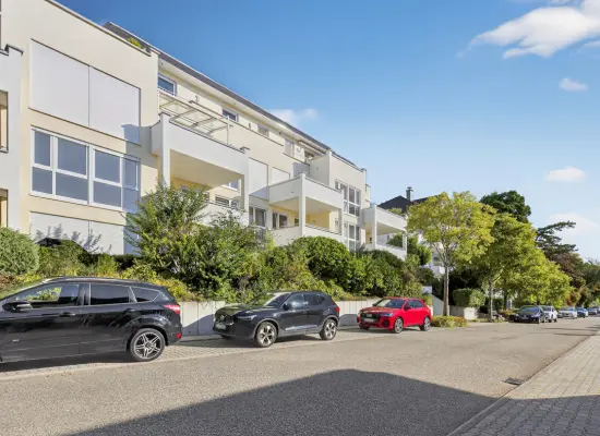 Straßenansicht 2e 20, 75179 Pforzheim 4 der Immobilie: Seltene Gelegenheit! - Seniorenfreundliche 4-Zimmer-Wohnung mit 2 Balkonen, TG-Stellplatz, Aufzug! (Foto)