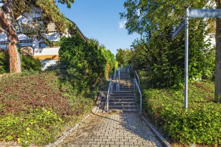 seitlicher Zugang der Immobilie: Seltene Gelegenheit! - Seniorenfreundliche 4-Zimmer-Wohnung mit 2 Balkonen, TG-Stellplatz, Aufzug! (Foto)