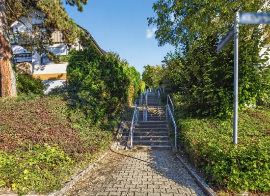 seitlicher Zugang der Immobilie: Seltene Gelegenheit! - Seniorenfreundliche 4-Zimmer-Wohnung mit 2 Balkonen, TG-Stellplatz, Aufzug! (Foto)