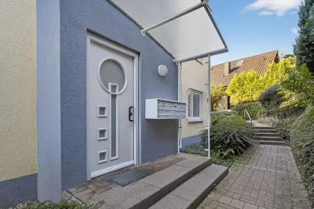 Hauseingang der Immobilie: Seltene Gelegenheit! - Seniorenfreundliche 4-Zimmer-Wohnung mit 2 Balkonen, TG-Stellplatz, Aufzug! (Foto)