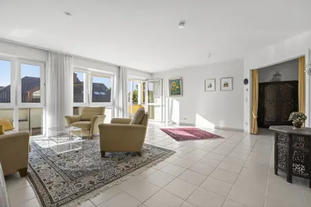 Impression Wohnzimmer der Immobilie: Seltene Gelegenheit! - Seniorenfreundliche 4-Zimmer-Wohnung mit 2 Balkonen, TG-Stellplatz, Aufzug! (Foto)