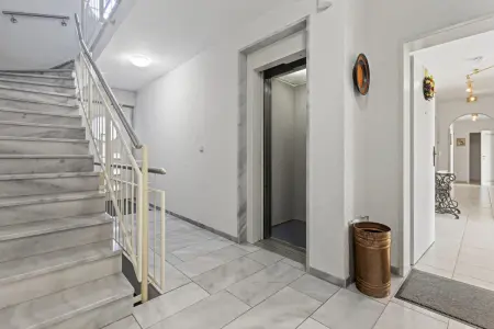 Wohnungseingang der Immobilie: Seltene Gelegenheit! - Seniorenfreundliche 4-Zimmer-Wohnung mit 2 Balkonen, TG-Stellplatz, Aufzug! (Foto)