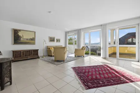 lichtdurchflutetes Wohnzimmer der Immobilie: Seltene Gelegenheit! - Seniorenfreundliche 4-Zimmer-Wohnung mit 2 Balkonen, TG-Stellplatz, Aufzug! (Foto)