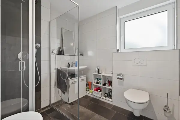 Bad der Immobilie: „Exklusives 3-Zimmer-Juwel mit Balkon und eigenem Garten“ (Foto)