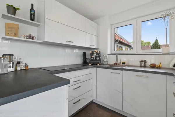 Küche der Immobilie: „Exklusives 3-Zimmer-Juwel mit Balkon und eigenem Garten“ (Foto)