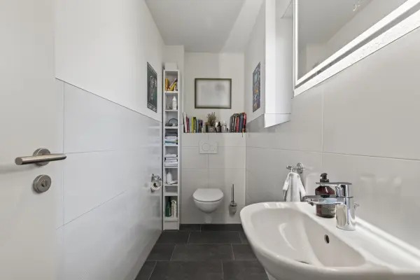 Gäste-WC der Immobilie: „Exklusives 3-Zimmer-Juwel mit Balkon und eigenem Garten“ (Foto)