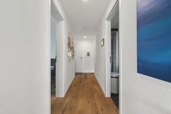 Flur der Immobilie: „Exklusives 3-Zimmer-Juwel mit Balkon und eigenem Garten“ (Foto)