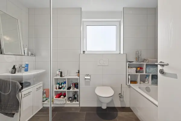 Bad der Immobilie: „Exklusives 3-Zimmer-Juwel mit Balkon und eigenem Garten“ (Foto)