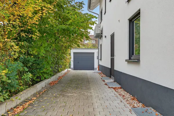 Zufahrt Garage der Immobilie: „Exklusives 3-Zimmer-Juwel mit Balkon und eigenem Garten“ (Foto)