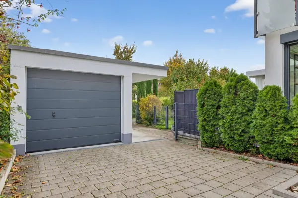 Garage der Immobilie: „Exklusives 3-Zimmer-Juwel mit Balkon und eigenem Garten“ (Foto)