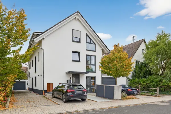 Vorderansicht der Immobilie: „Exklusives 3-Zimmer-Juwel mit Balkon und eigenem Garten“ (Titelbild)