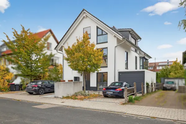 Seitenansicht der Immobilie: „Exklusives 3-Zimmer-Juwel mit Balkon und eigenem Garten“ (Foto)